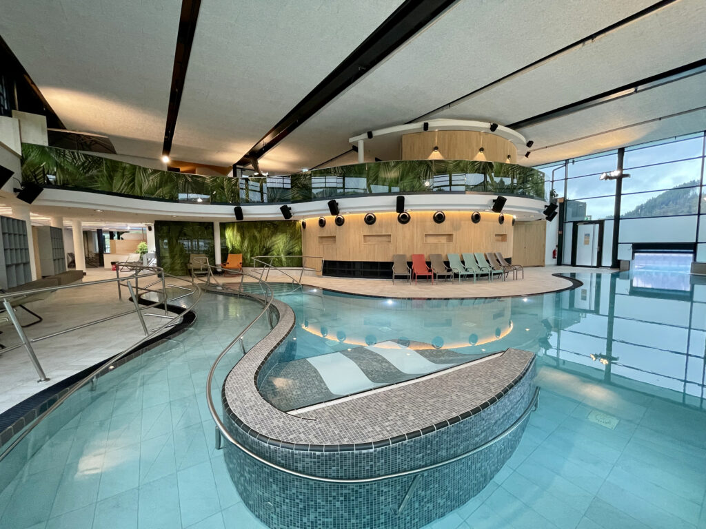Lagunen-Erlebnisbad Willingen, Schwimmbecken, oben drueber Restaurantbereich von der Sauna, rechts geht es raus zum Floatingbecken