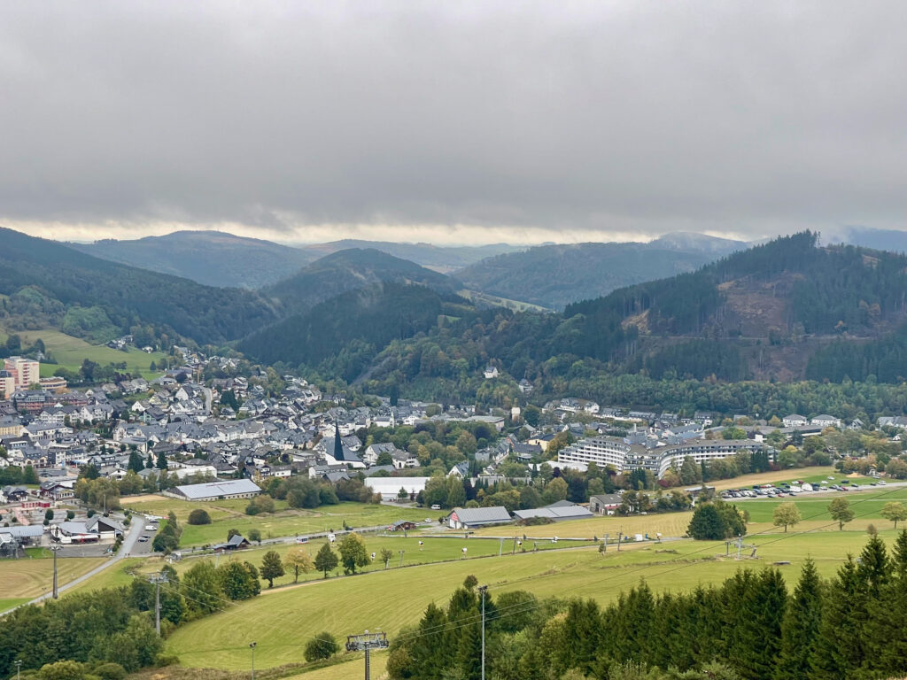 Willingen 48 Stunden, Blick auf Willingen vom Ettelsberg am Morgen