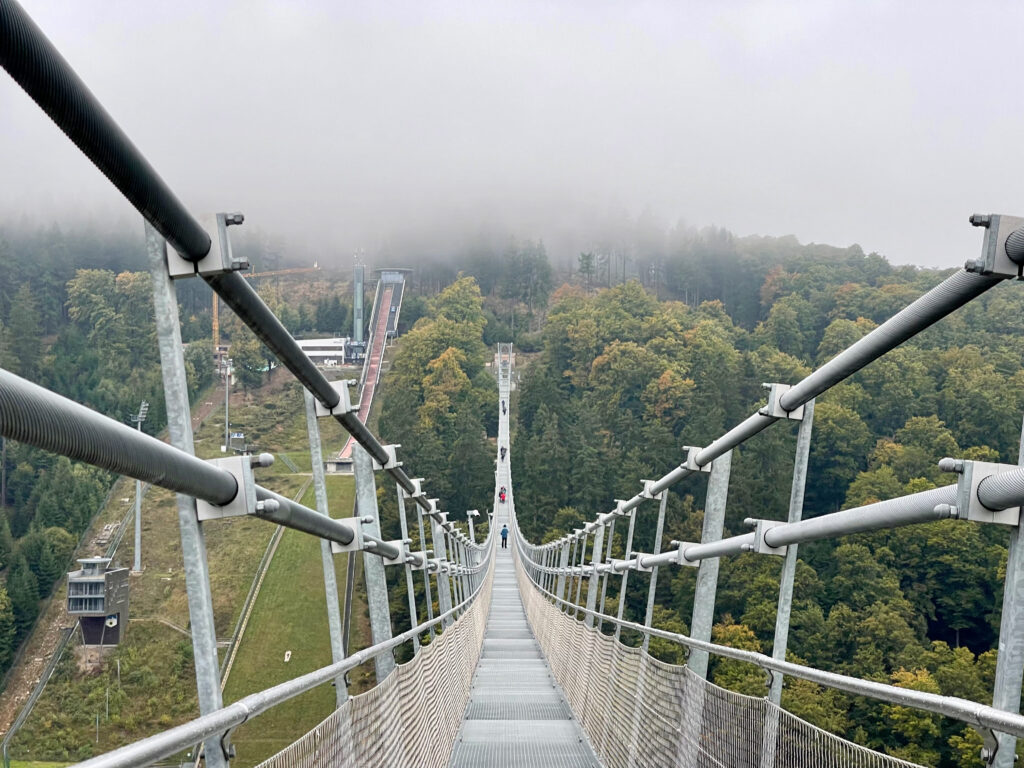 Spaziergang ueber den Skywalk Willingen, Blick von der laengsten Haengebruecke Deutschlands auf die Skisprungschanze