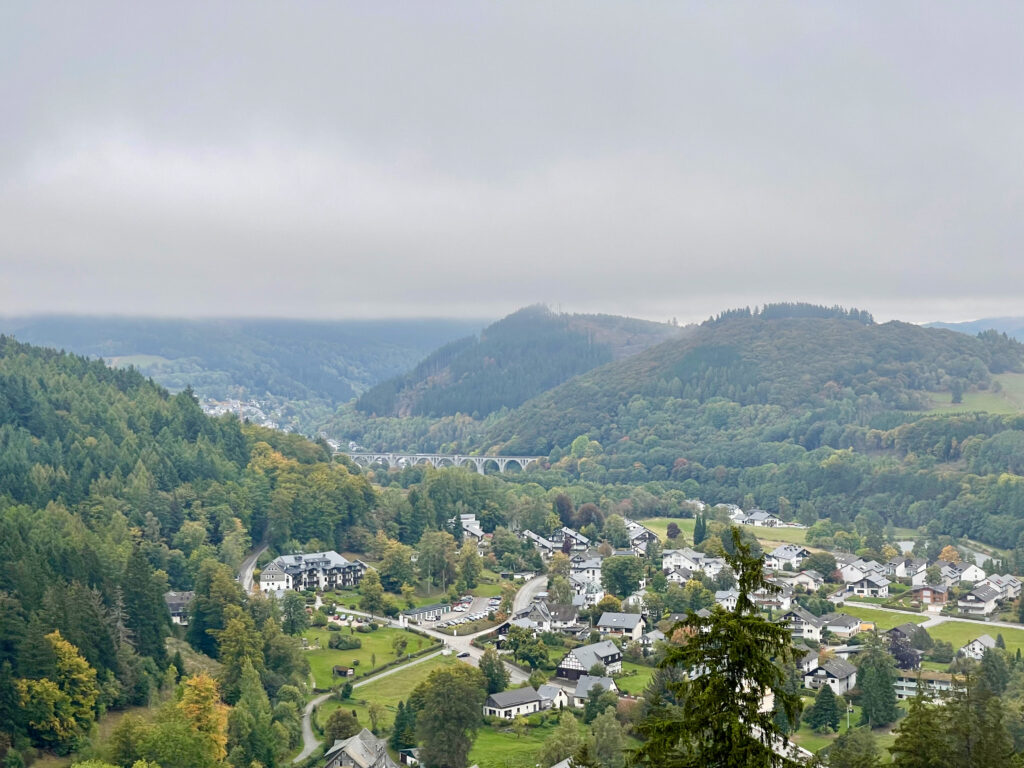 48 Stunden Willingen, Blick von der Haengebruecke Willingen auf das Vidadukt und ueber das Strycktal