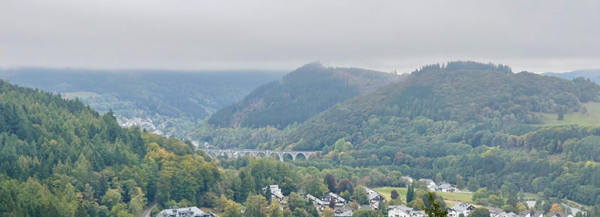 48 Stunden Willingen, Blick von der Haengebruecke Willingen auf das Vidadukt und ueber das Strycktal