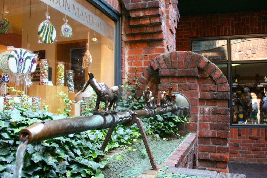 Bremer Stadtmusikanten am Brunnen in der Boettcherstrasse auf der Deutschen Maerchenstrasse