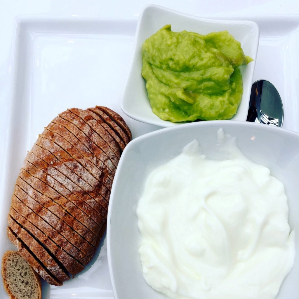 Frühstück Tag 2 - Semmel, Joghurt, Avocado