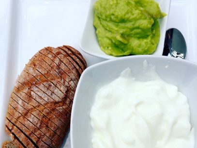 Frühstück Tag 2 - Semmel, Joghurt, Avocado