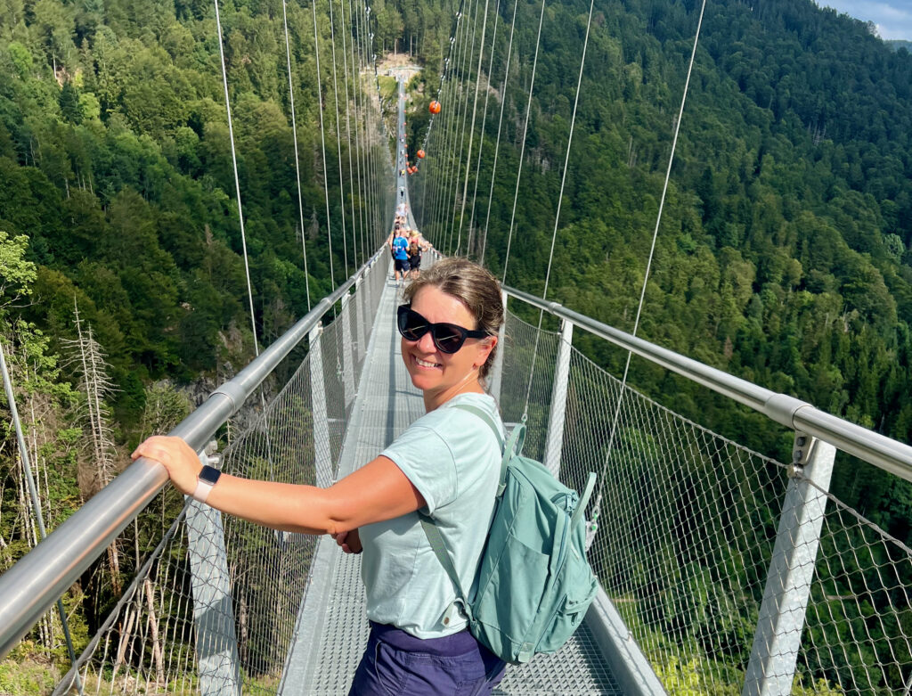 Haengebruecke Deutschland Blackforestline Schwarzwald Todtnau, ich gehe ueber die Bruecke