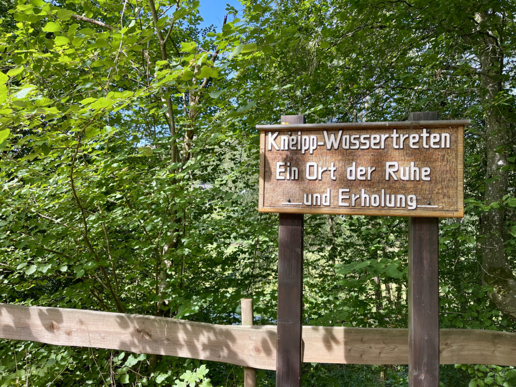 Kneippbecken oberhalb des Kurparks in Saalhausen im Sauerland
