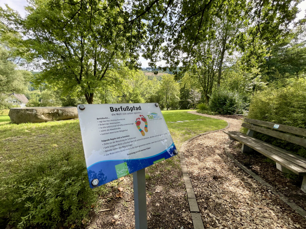 Barfusspfad im Kurpark TalVital Saalhausen Sauerland, der Ort gehoert zu Lennestadt und Kirchhundem