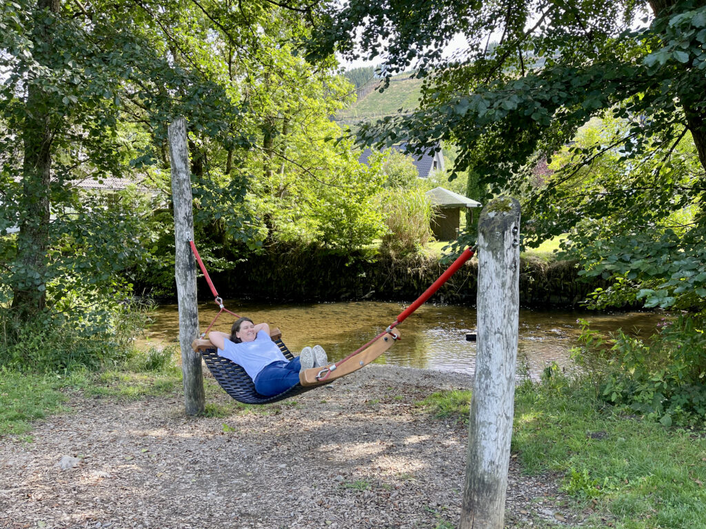 Kurpark TalVital Saalhausen im Sauerland, entspannt in der Haengematte liegen an der Lenne