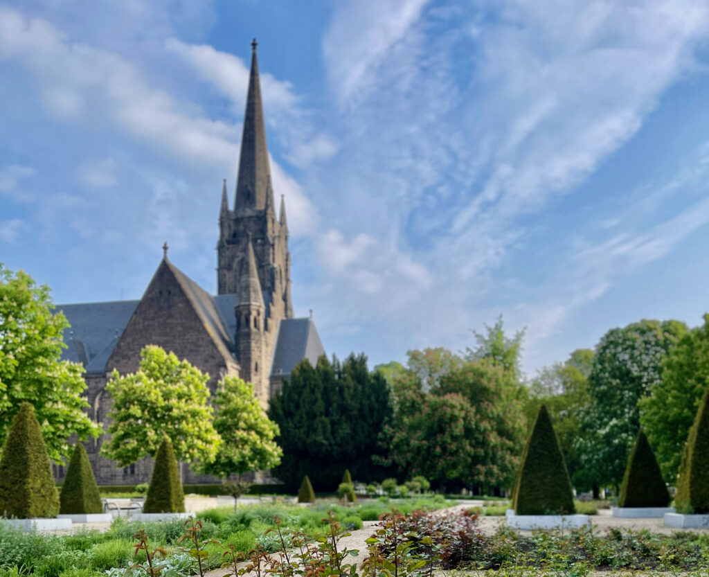 Dankeskirche Blick vom Rosengarten
