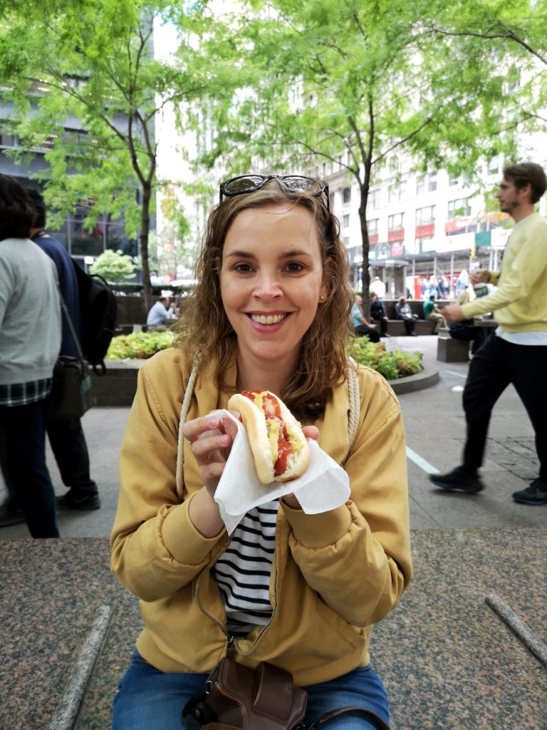 Reisebloggerin Imke genießt in New York ein Hot Dog