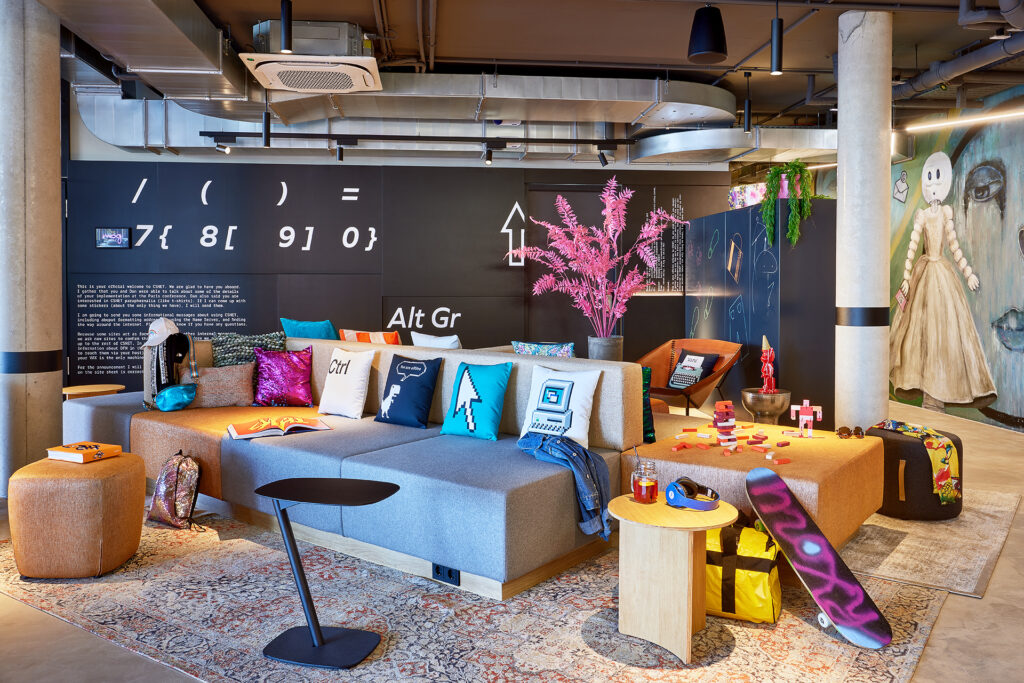 Blick in die bunte offene Lobby im Moxy Karlsruhe