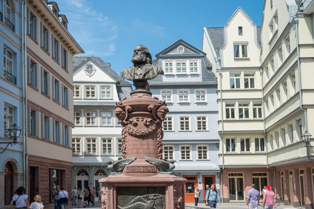 Neue-Altstadt-Stoltze-Brunnen_Copyright-visitfrankfurt_Holger-Ullmann