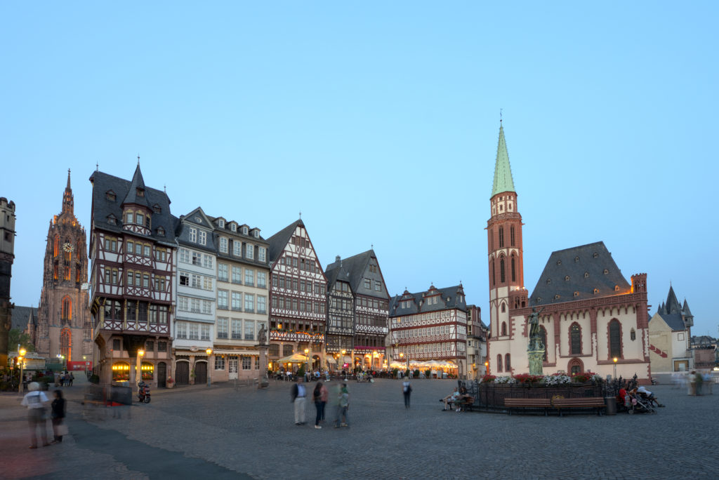 Ostzeile-und-Alte-Nikolaikirche_Copyright-visitfrankfurt_Holger-Ullmann