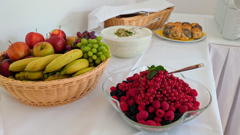 Abendessen nach der Sweat Lodge mit Obst, Brot etc. in der Toskana Therme Bad Sulza