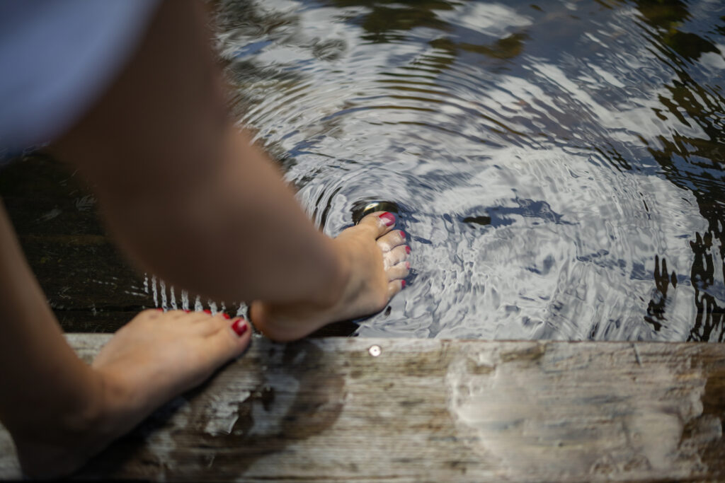 Kneippen im Sauerland. Fuesse im Wasser am Bachlauf. 