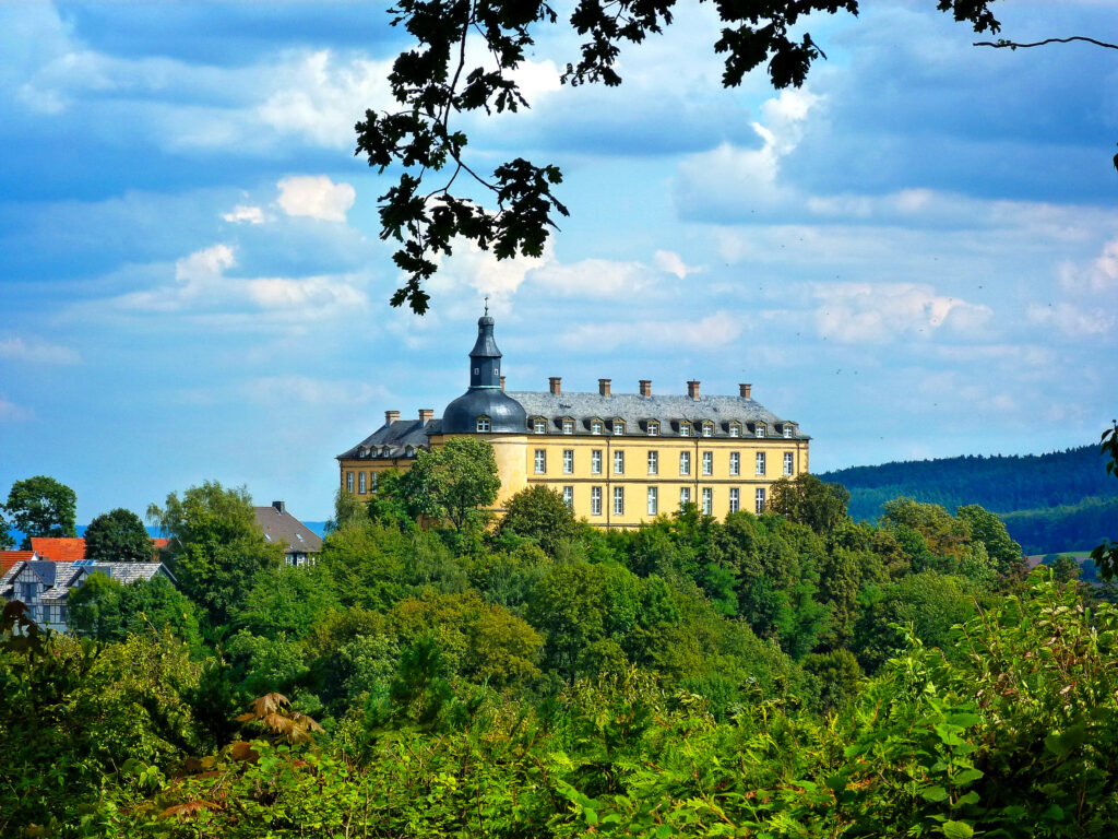Schloss-Friedrichstein-Sommer-Foto_Archiv-Staatsbad-Bad-Wildungen