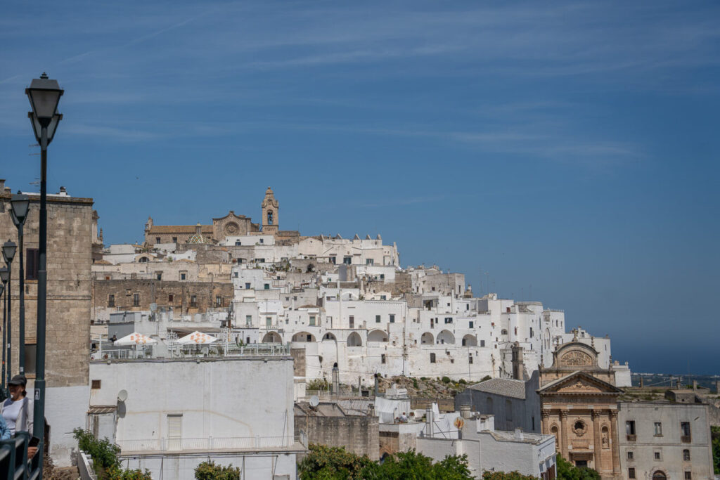 Blick auf die weissen Haeuser von Ostuni Apulien Reisemomente 